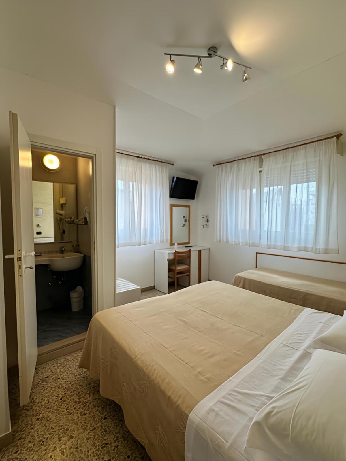 Hotel Piccinelli Rimini Ngoại thất bức ảnh